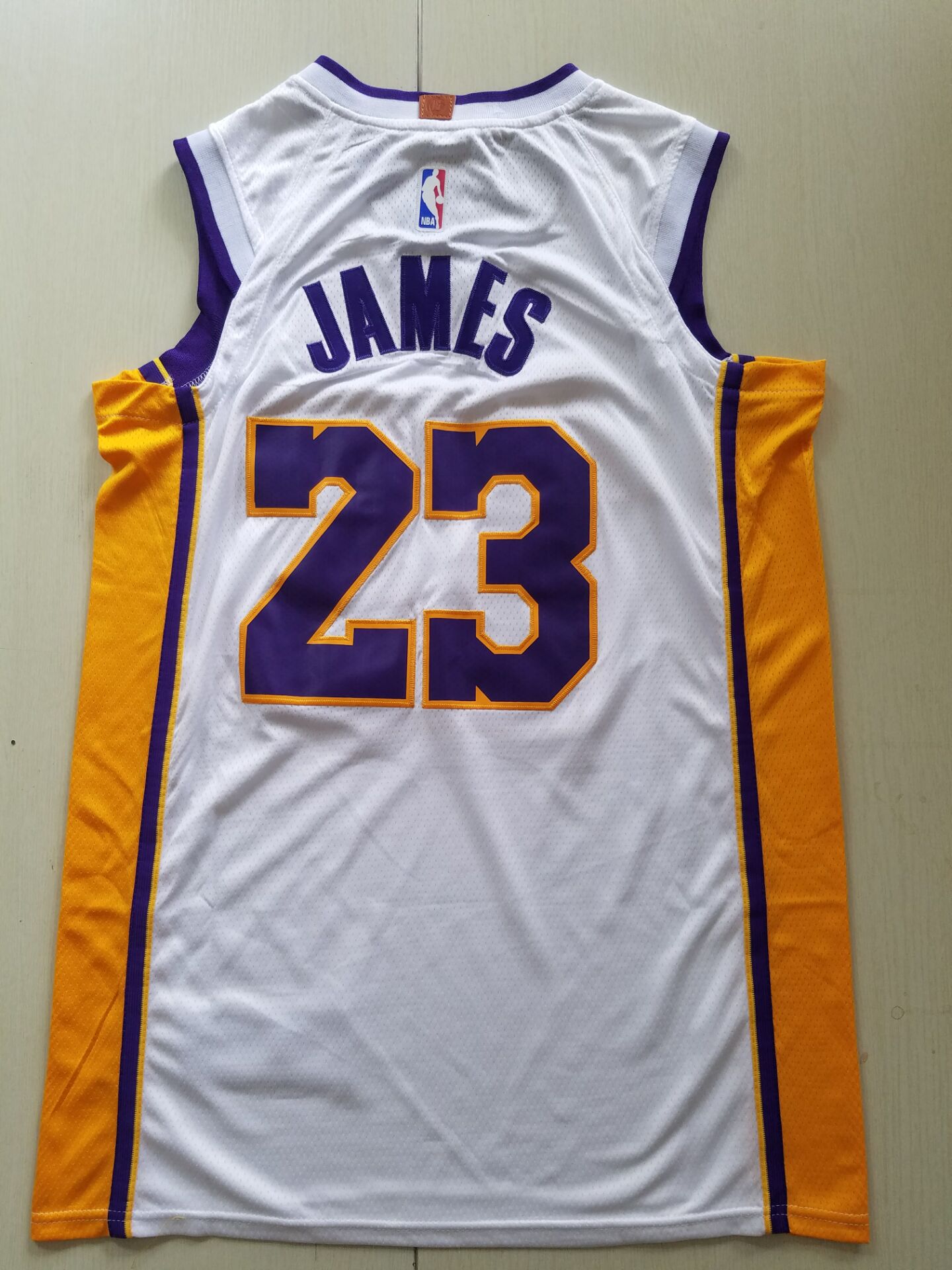 Weißes Swingman-Trikot der Los Angeles Lakers LeBron James #23 NBA für Herren
