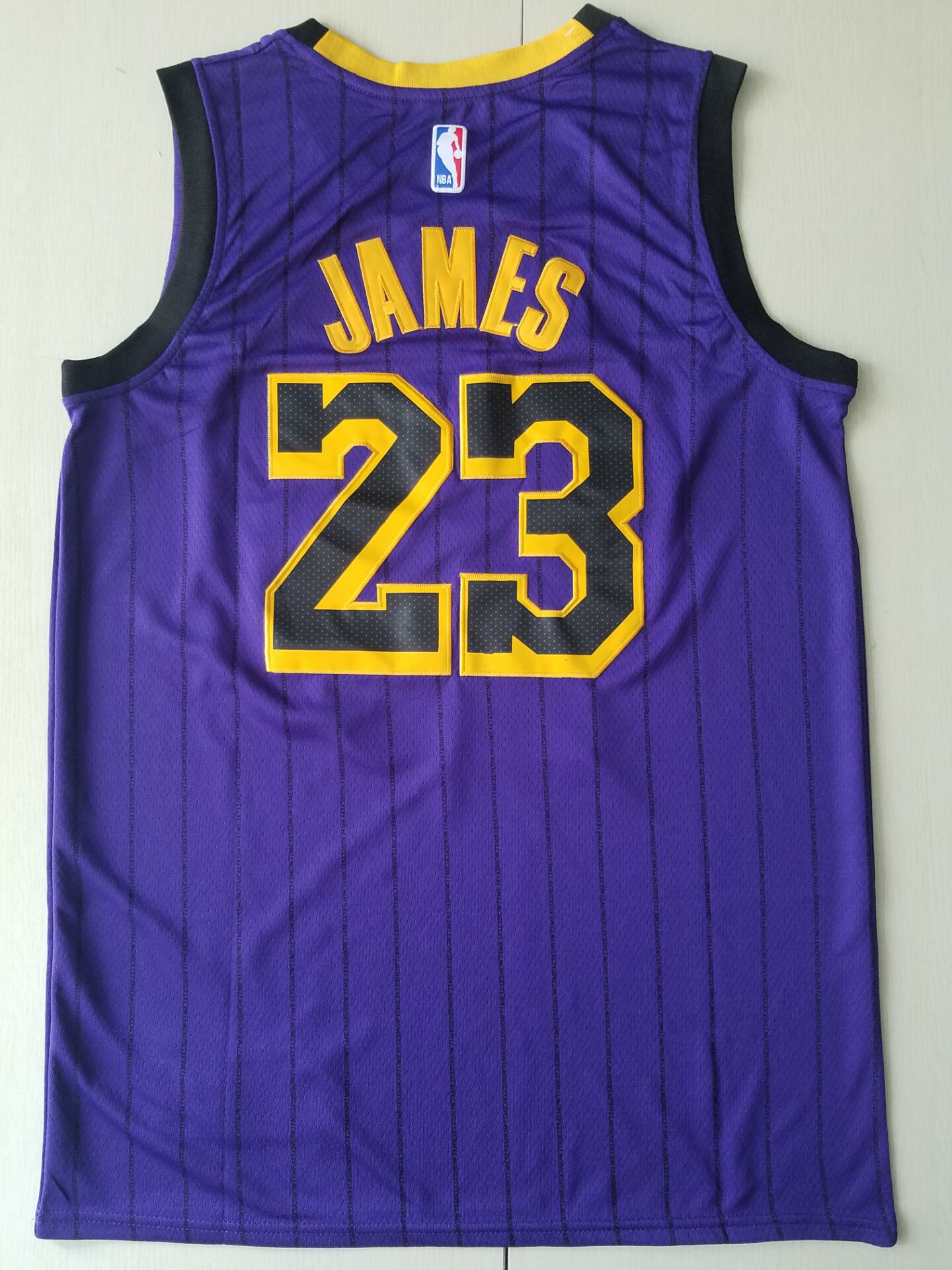Herren-Lila-Swingman-Trikot der Los Angeles Lakers LeBron James #23 – City Edition